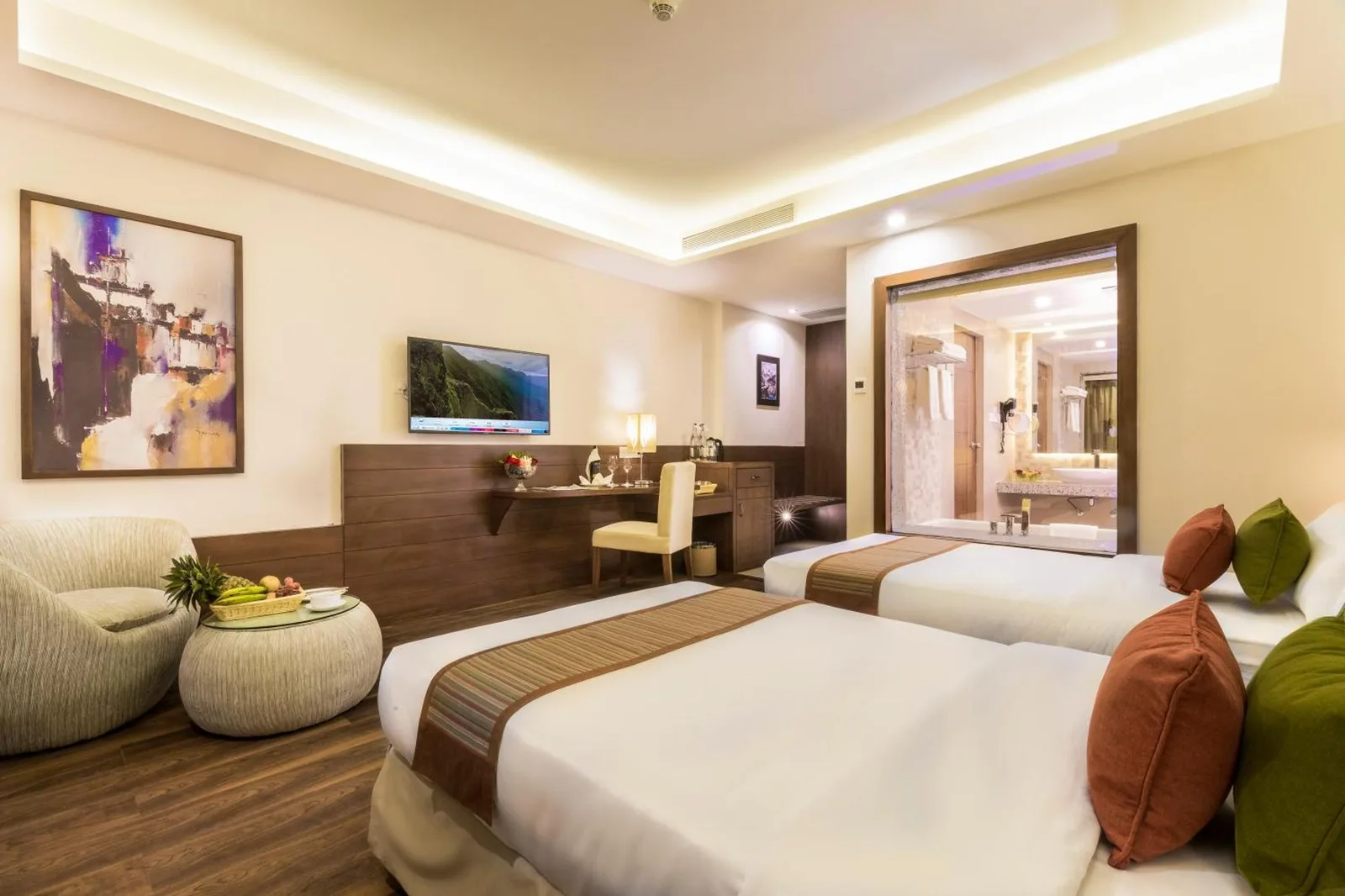 Chambre twin au Mountain Glory Forest Resort and Spa, Pokhara avec deux lits, un coin salon et une vue depuis le balcon.