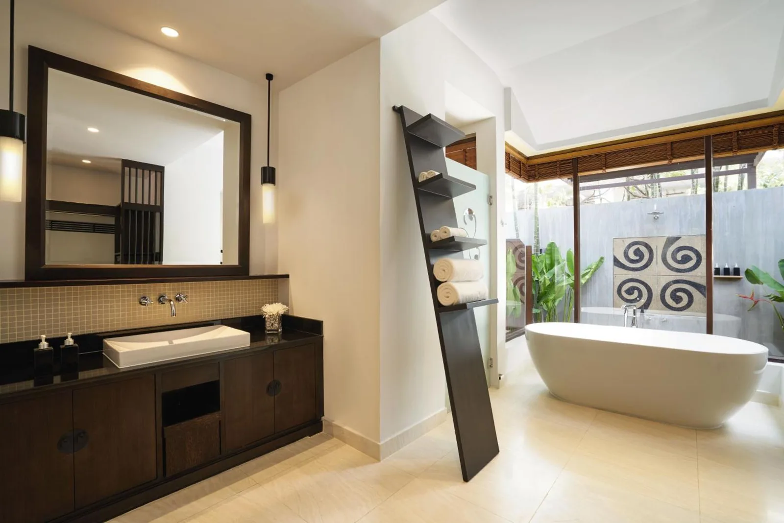 Mövenpick Asara Resort & Spa Hua Hin – Hua Hin, Thaïlande hôtel – une salle de bain avec une baignoire et un lavabo et un miroir au Mövenpick Asara Resort & Spa Hua Hin à Hua Hin