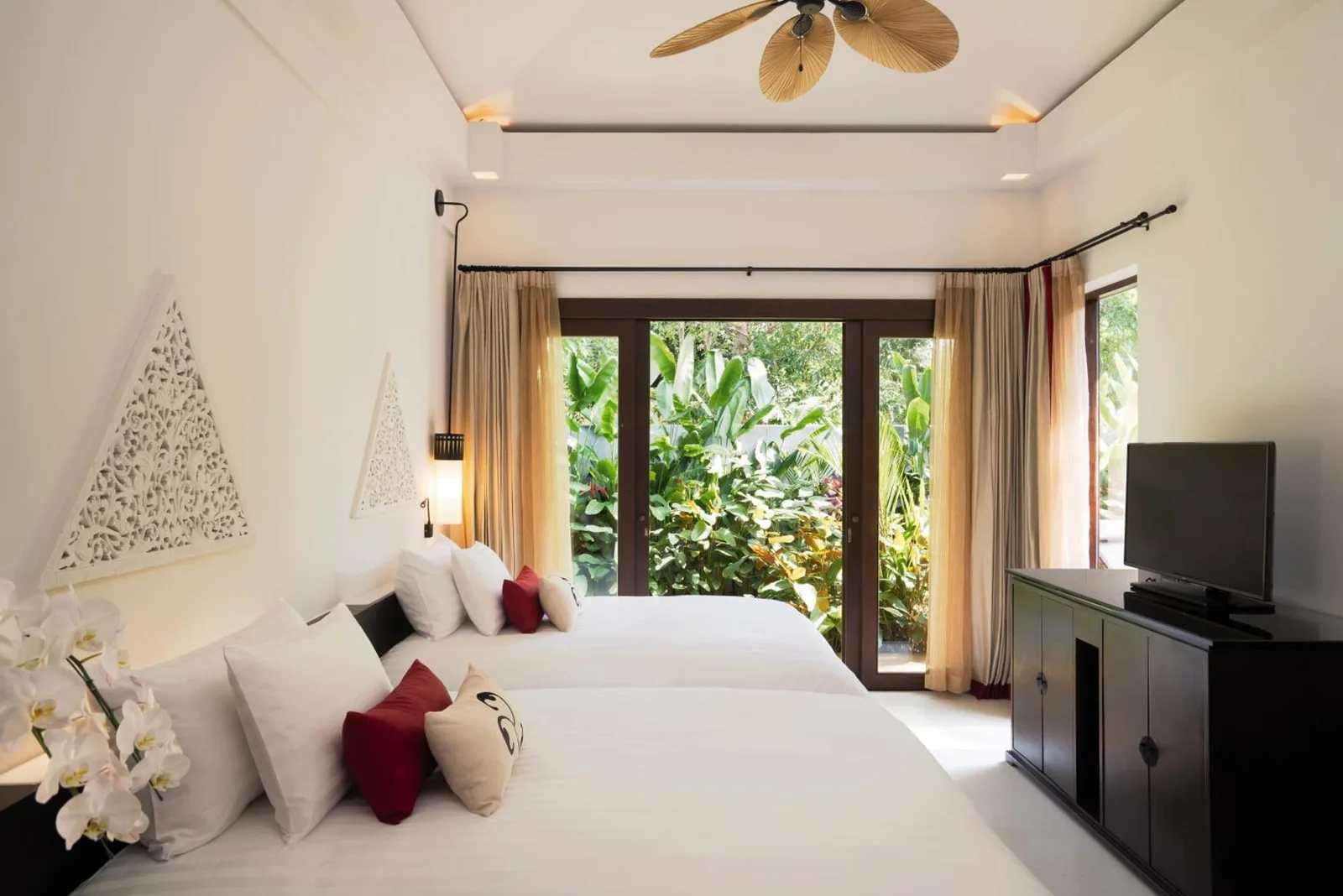 Mövenpick Asara Resort & Spa Hua Hin – Hua Hin, Thaïlande hôtel – une chambre avec un lit avec une télévision et une fenêtre au Mövenpick Asara Resort & Spa Hua Hin à Hua Hin