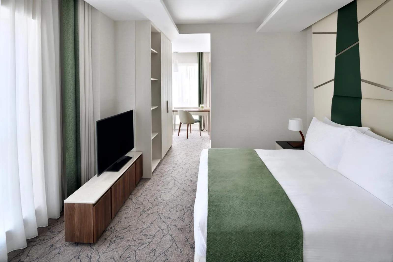 Mövenpick Hotel Apartments Downtown Dubai – hotel en Dubái, Emiratos Árabes Unidos – una habitación de hotel con una cama y una televisión de pantalla plana en Mövenpick Hotel Apartments Downtown Dubai en Dubái