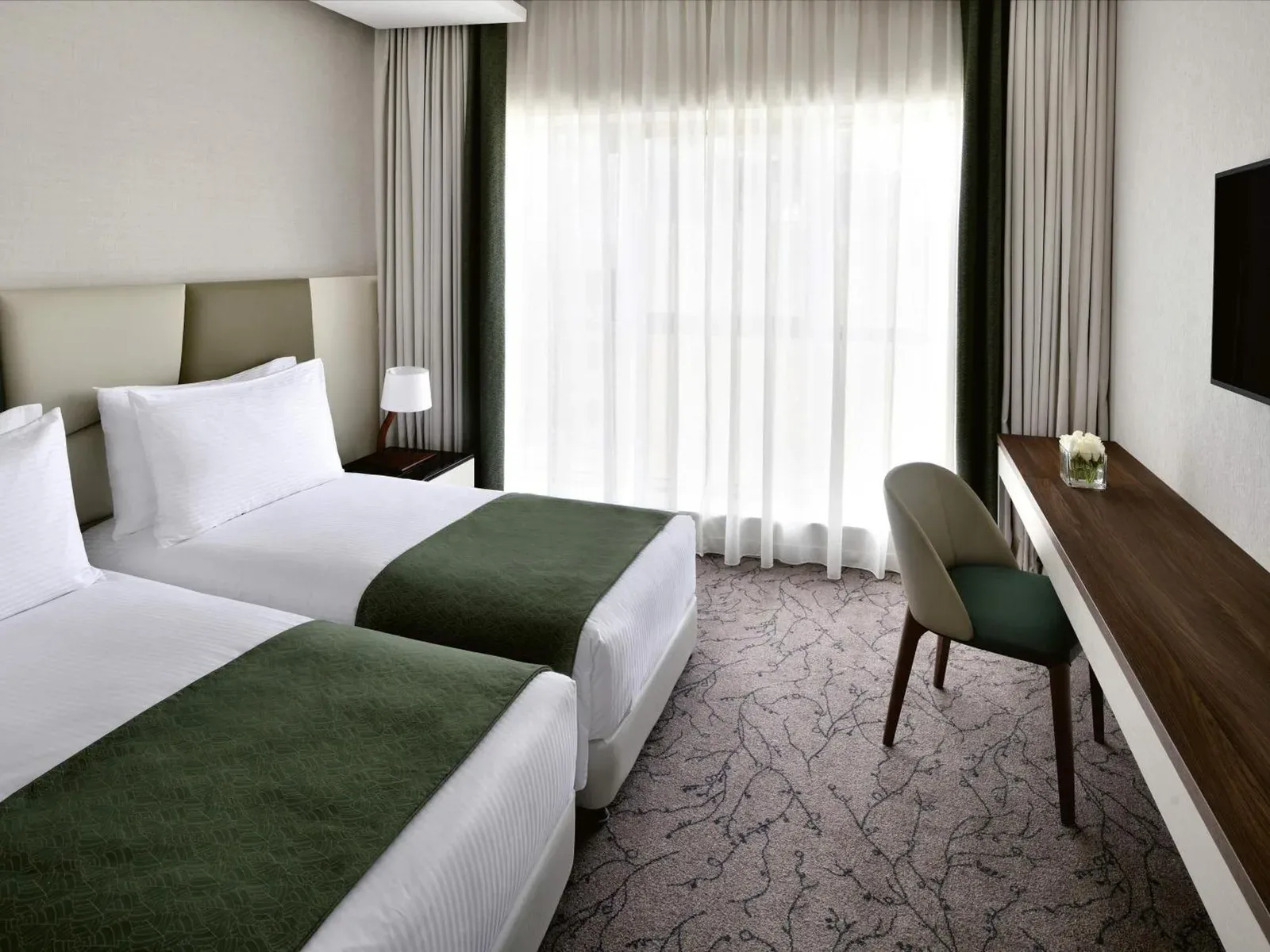 Mövenpick Hotel Apartments Downtown Dubai – hotel en Dubái, Emiratos Árabes Unidos – una habitación de hotel con dos camas y un escritorio en Mövenpick Hotel Apartments Downtown Dubai en Dubái