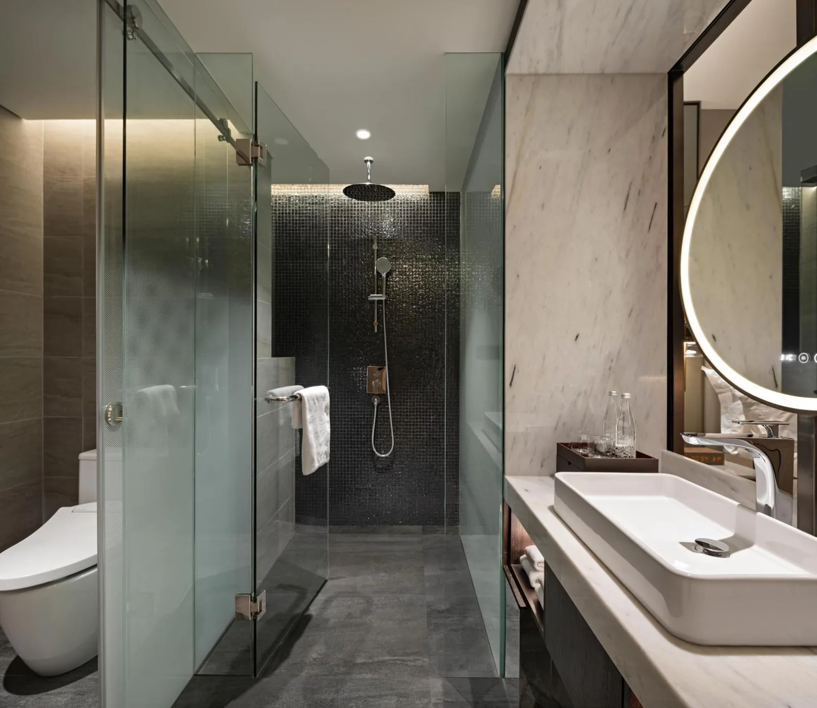 Mövenpick Hotel Jakarta City Centre – hotel de Jakarta, Indonesia – un baño con una ducha, un lavabo y un inodoro en Mövenpick Hotel Jakarta City Centre en Jakarta