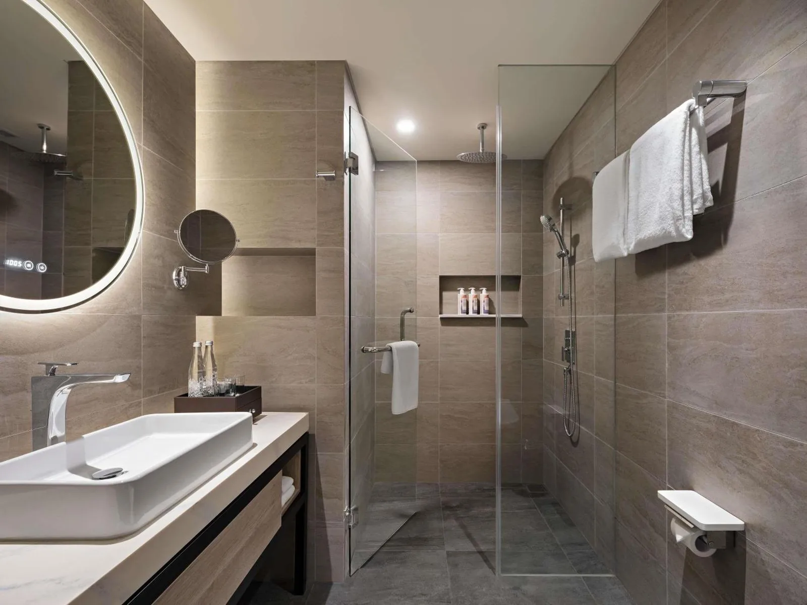 Mövenpick Hotel Jakarta City Centre – hotel de Jakarta, Indonesia – un baño con un lavabo y una ducha en Mövenpick Hotel Jakarta City Centre en Jakarta