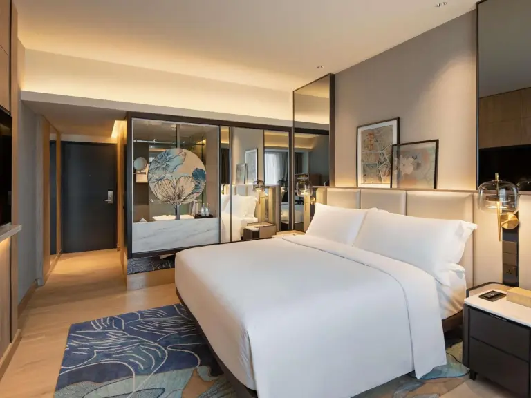 Mövenpick Hotel Jakarta City Centre – hotel de Jakarta, Indonesia – una habitación de hotel con una gran cama y un televisor en Mövenpick Hotel Jakarta City Centre en Jakarta