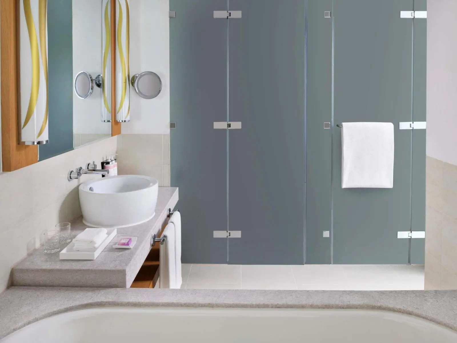 Mövenpick Hotel Jumeirah Beach bathroom