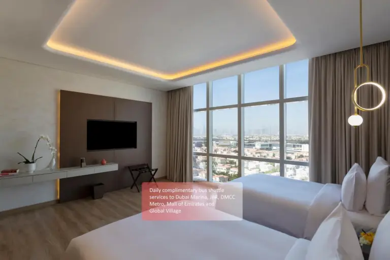 Movenpick Jumeirah Village Triangle – Hotel in Dubai, Vereinigte Arabische Emirate – ein Badezimmer mit einer Badewanne und einem großen Spiegel im Movenpick Jumeirah Village Triangle in Dubai