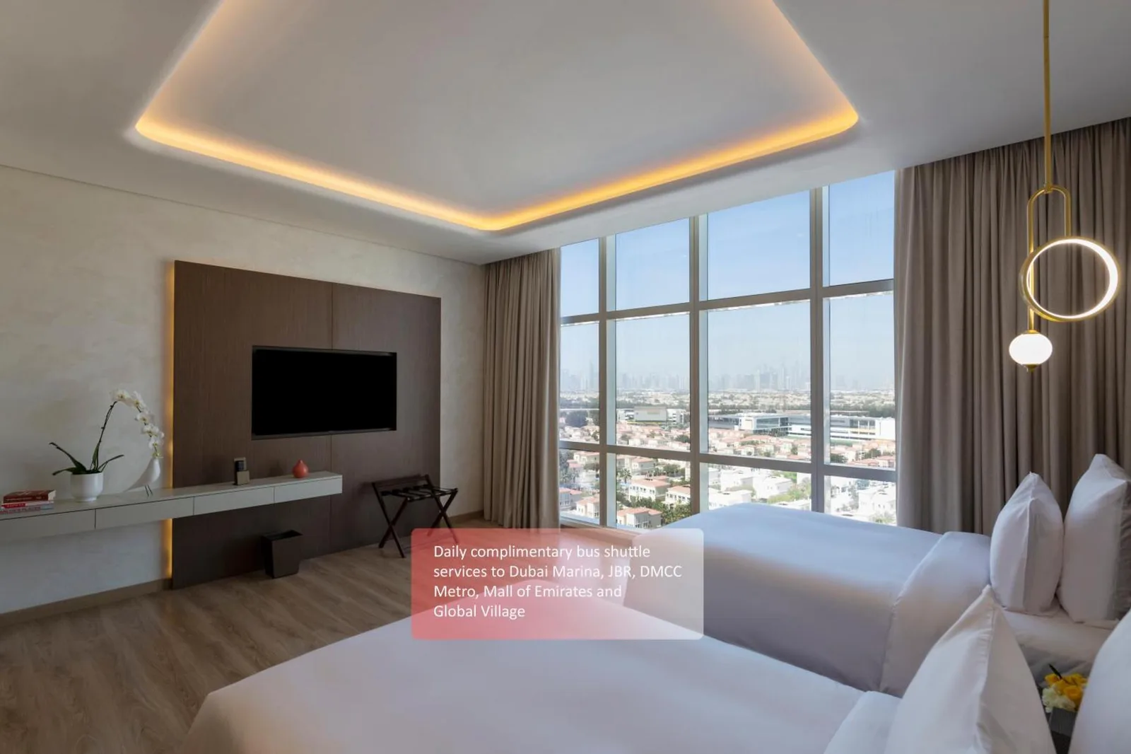 Movenpick Jumeirah Village Triangle – Hotel in Dubai, Vereinigte Arabische Emirate – ein Badezimmer mit einer Badewanne und einem großen Spiegel im Movenpick Jumeirah Village Triangle in Dubai