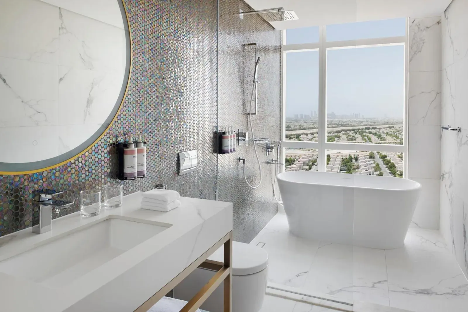 Movenpick Jumeirah Village Triangle – Hotel in Dubai, Vereinigte Arabische Emirate – ein Schlafzimmer mit einem großen Bett und einem großen Fenster im Movenpick Jumeirah Village Triangle in Dubai