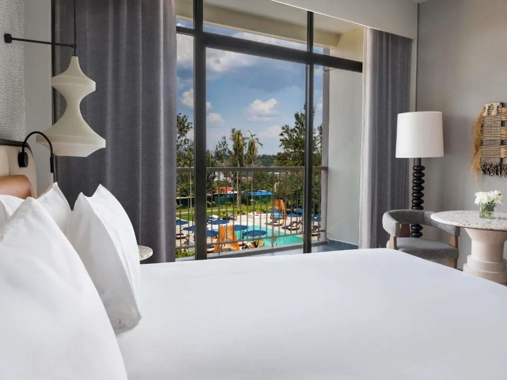 Una habitación en Mövenpick Kigali que ofrece una vista impresionante de la piscina
