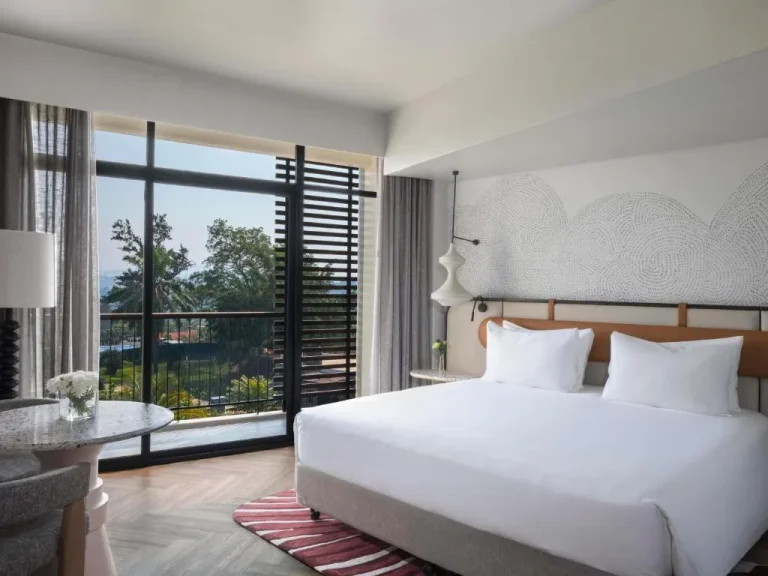 Habitación king elegante en Mövenpick Kigali con acceso al balcón