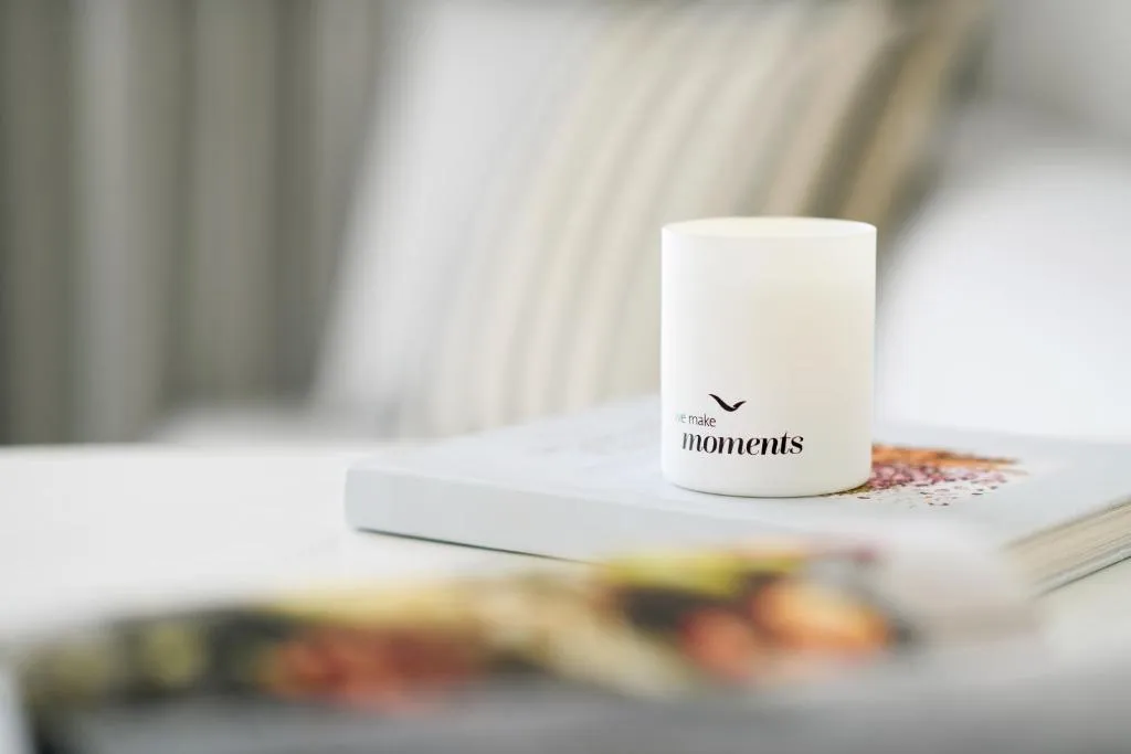 Vela decorativa sobre una mesa en el Mövenpick Resort Al Marjan Island