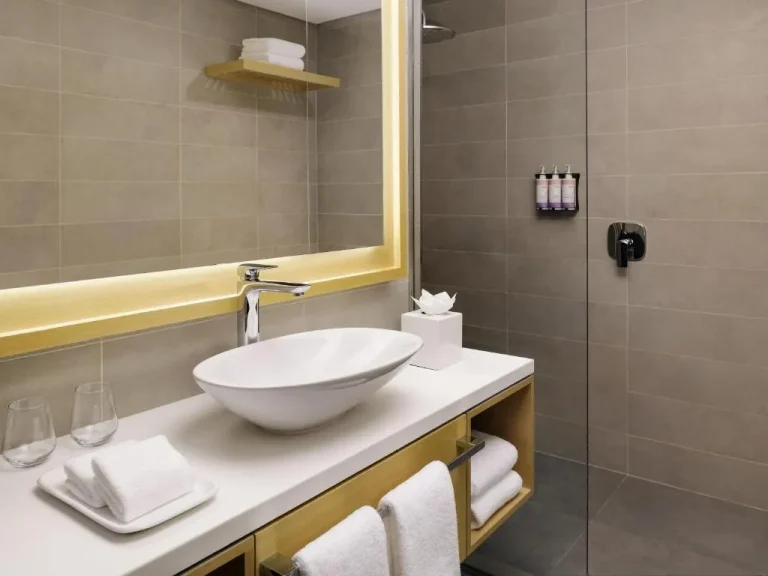 Interior del baño de Mövenpick Resort Al Marjan Island