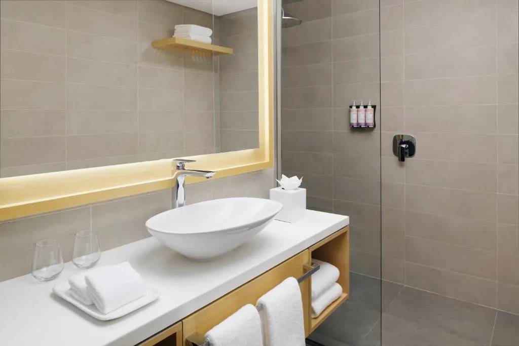 Características del baño elegante en Mövenpick Resort Al Marjan Island