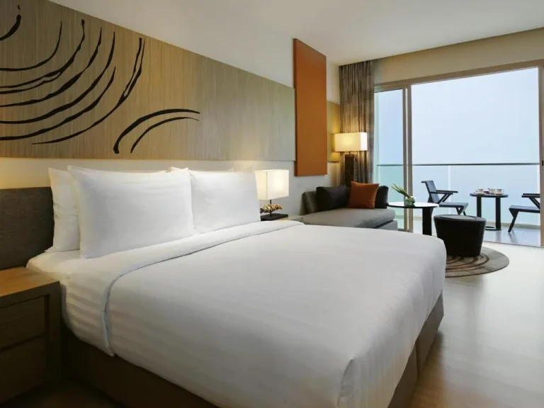 Mövenpick Siam Hotel Na Jomtien Pattaya deluxe room interior