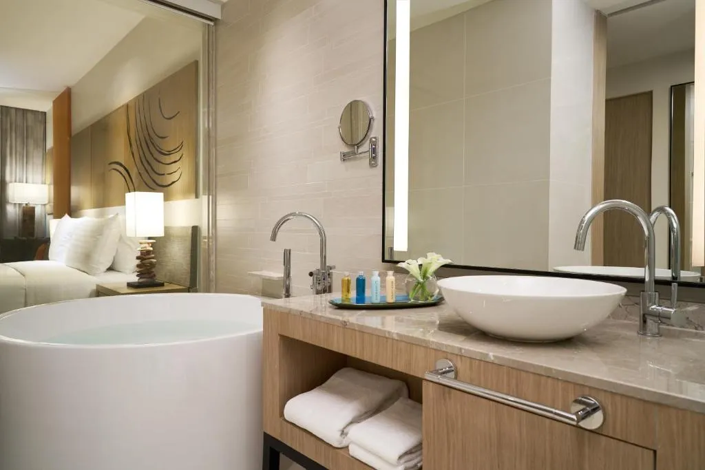 Mövenpick Siam Hotel Na Jomtien Pattaya modern bathroom