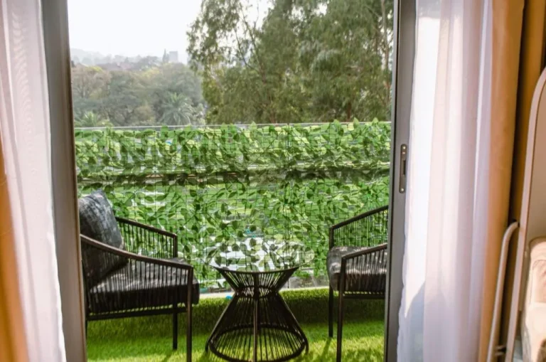 Balcon des Mowama Homes avec sièges