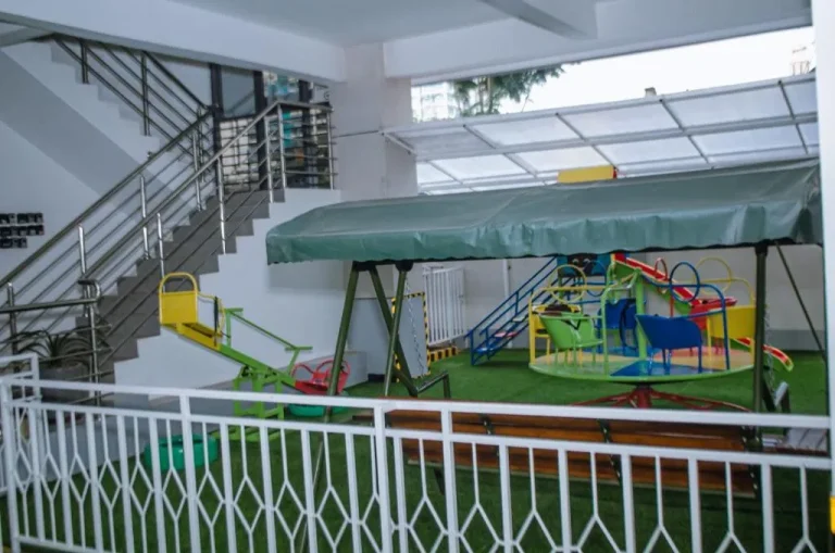 Aire de jeux Mowama Homes avec balançoires et toboggans