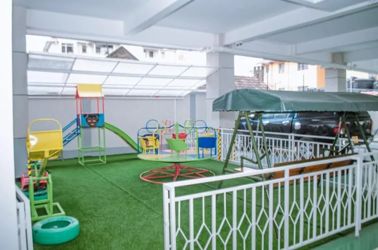 Aire de jeux extérieure pour enfants à Mowama Homes