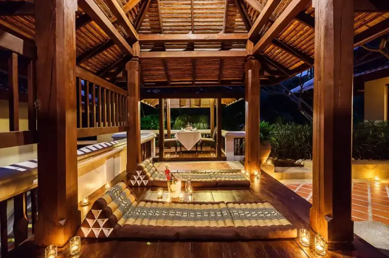 Muang Samui Spa Resort installation lounge en soirée