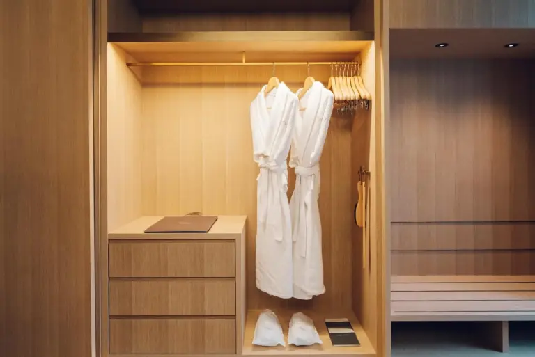 Muni Kyoto armoire avec peignoirs et rangement