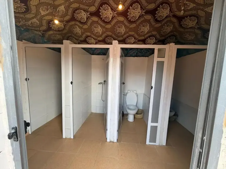 Gemeinschaftsbad im Mustapha Camp Merzouga mit Duschen und Toilettenkabinen