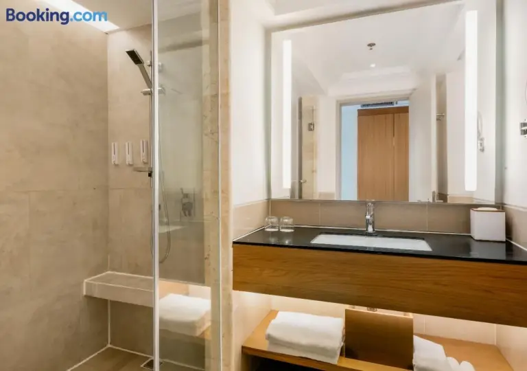 Meuble vasque et espace douche modernes au Mustika Yogyakarta Resort and Spa.