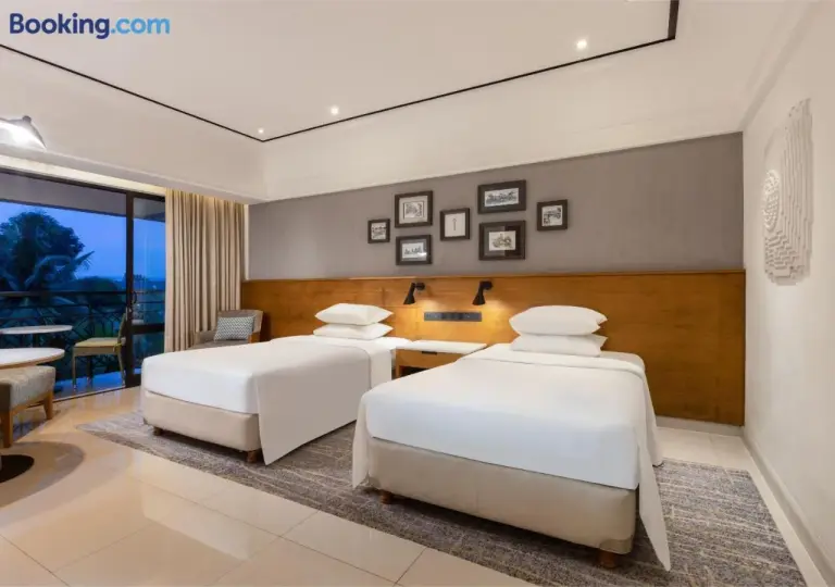 Chambre twin au Mustika Yogyakarta Resort and Spa avec deux lits et accès au balcon.