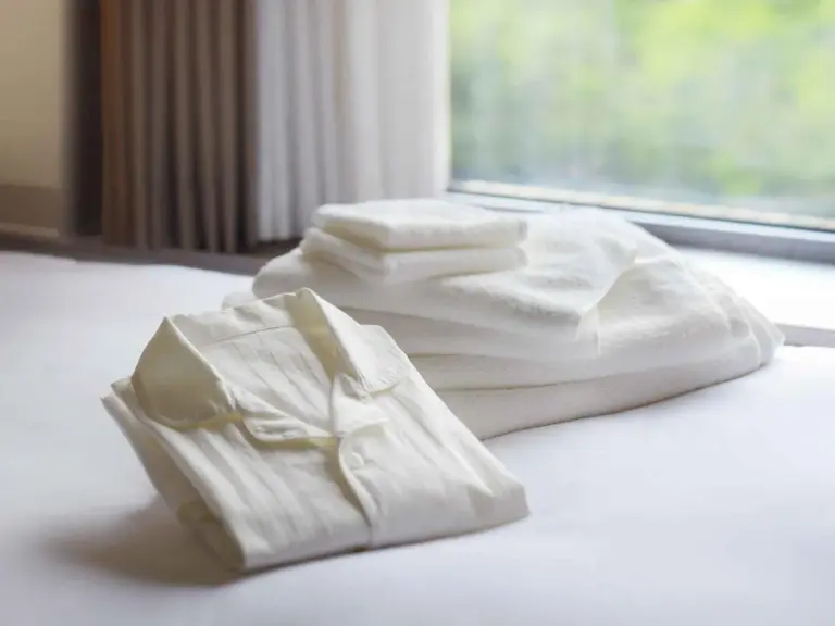 Nagoya Kanko Hotel mit Kleidung und Handtüchern