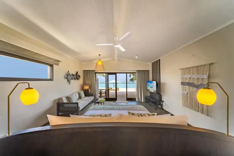 Wohnzimmer im Nala Maldives mit Meerblick.