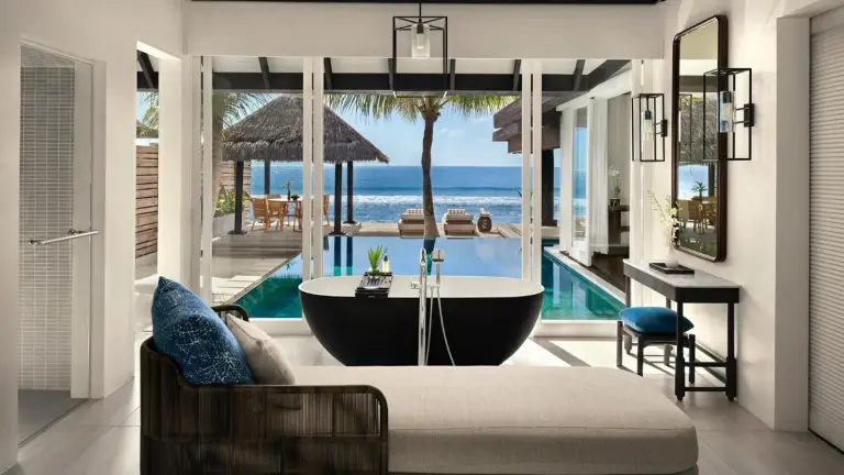 Baignoire luxueuse avec vue sur l'océan à Naladhu Private Island Maldives.