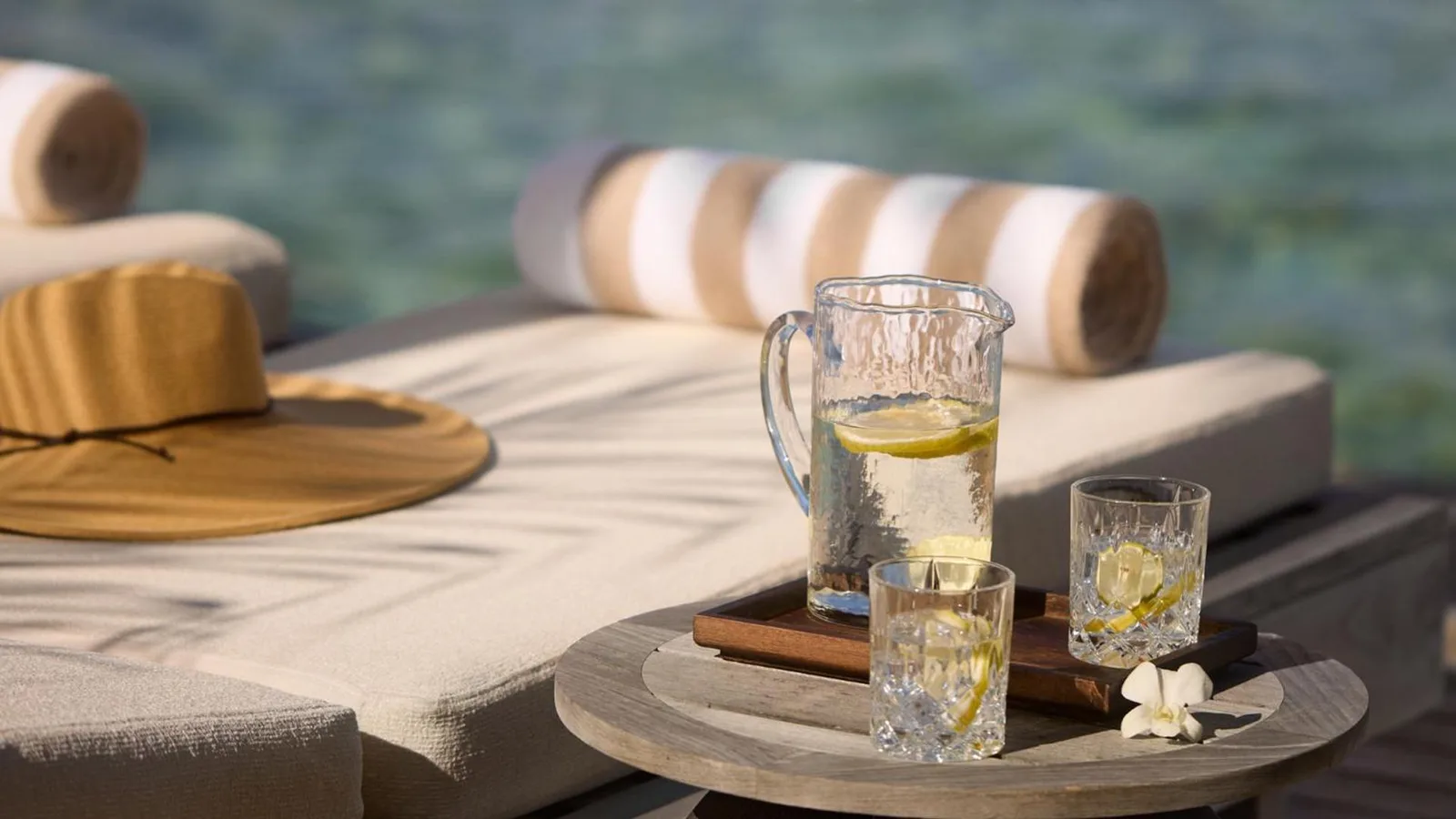 Espace de détente avec rafraîchissements à Naladhu Private Island Maldives.