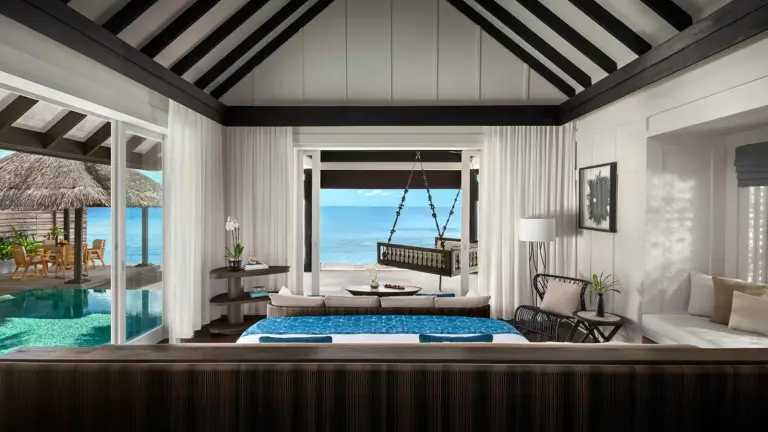 Espace de vie confortable avec vue sur l'océan à Naladhu Private Island Maldives.