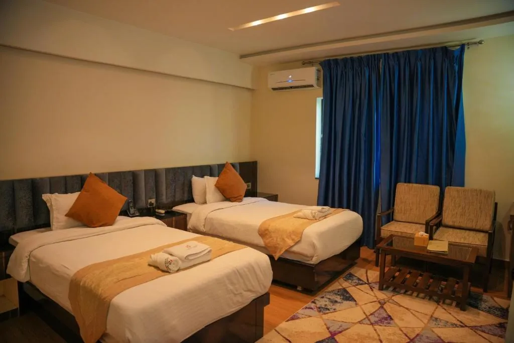 Habitación twin cómoda del Nansc Hotel con área de estar