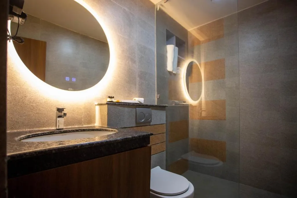 Baño moderno del Nansc Hotel con accesorios elegantes