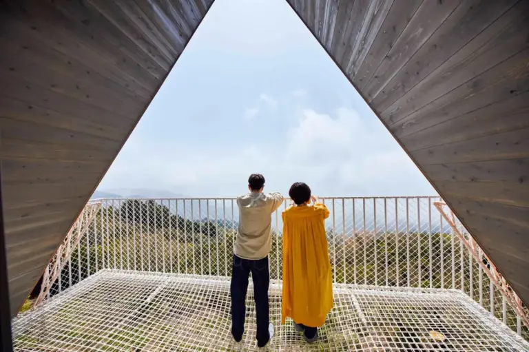 Couple profitant de la vue sur la montagne depuis Nature Live Rokko