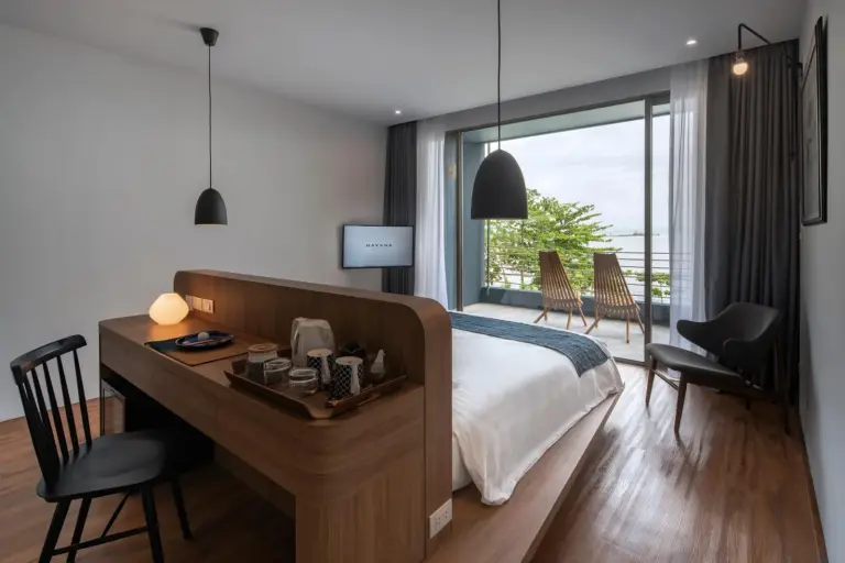 Innenansicht des Deluxe Room mit Arbeitsbereich im Navana Nature Escape