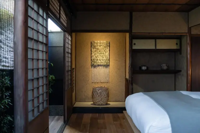Décor de chambre de Nazuna Kyoto Gosho mettant en avant l'art