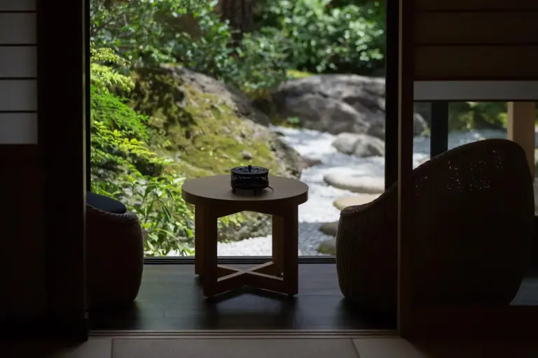 Gemütlicher Sitzbereich mit Gartenblick im Nazuna Kyoto Nijo-jo
