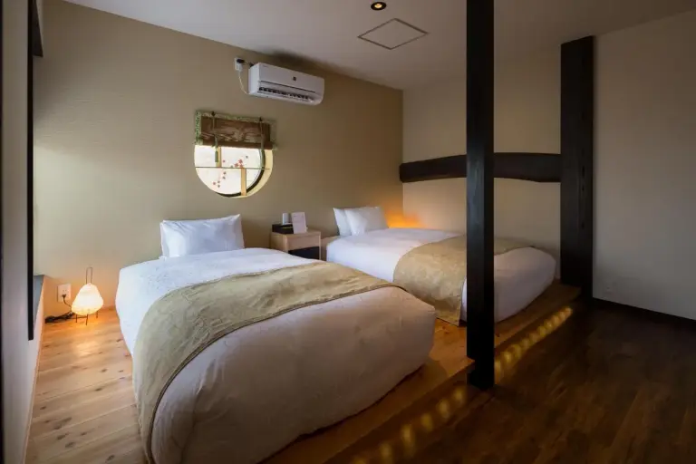 Elegantes Zweibettzimmer im Nazuna Kyoto Nijo-jo mit warmem Licht