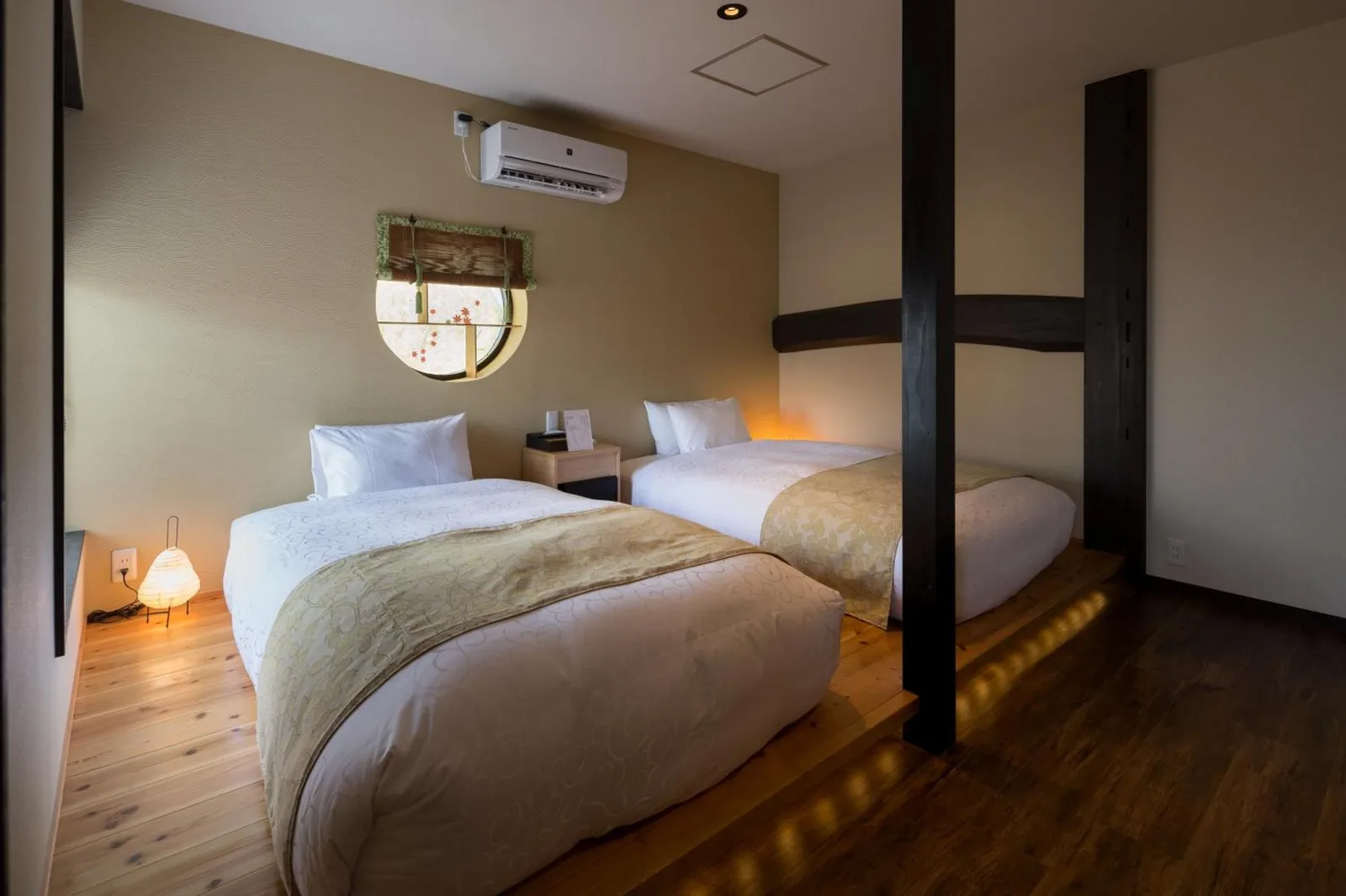 Elegantes Zweibettzimmer im Nazuna Kyoto Nijo-jo mit warmem Licht