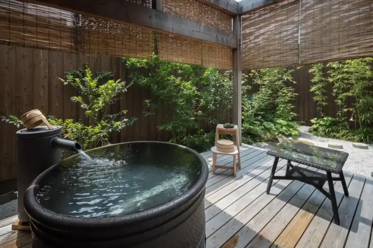 Außenbereich mit Whirlpool im Nazuna Kyoto Nijo-jo umgeben von üppigem Grün