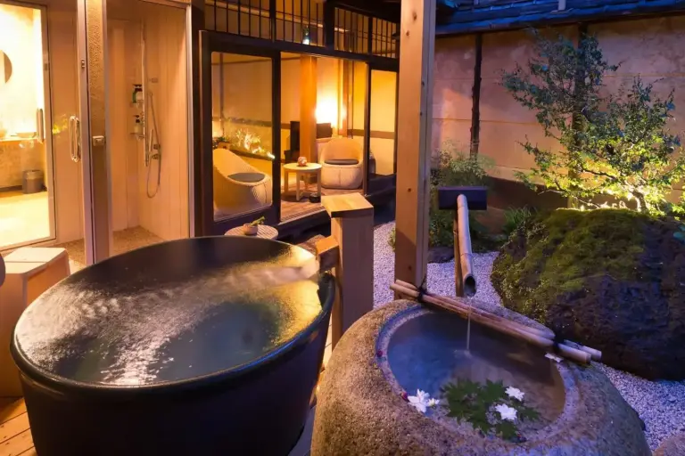 Privater Badebereich im Nazuna Kyoto Nijo-jo mit einem Holz-Whirlpool und ruhigem Garten