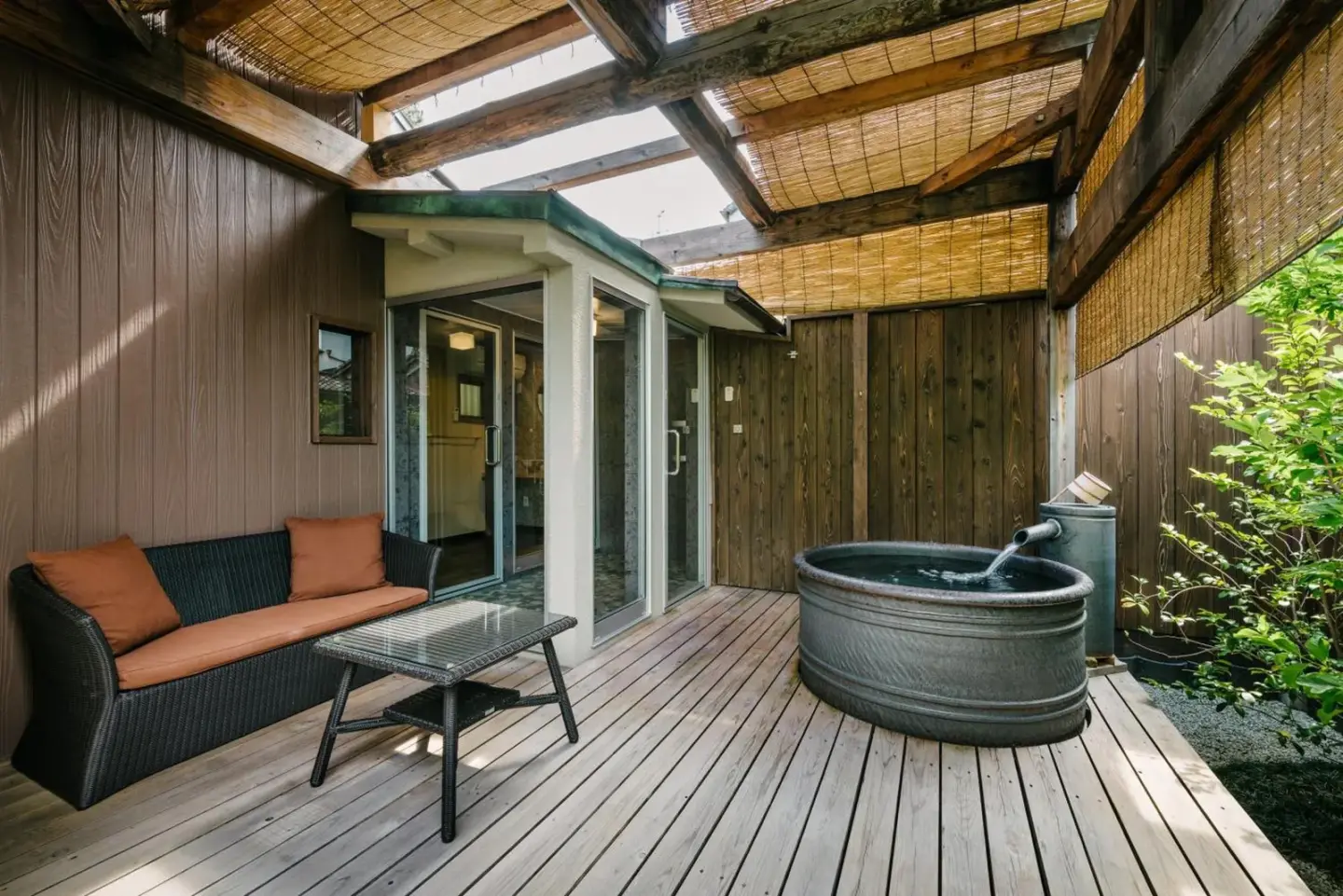 Privater Deckbereich im Nazuna Kyoto Nijo-jo mit Whirlpool und Sitzgelegenheiten