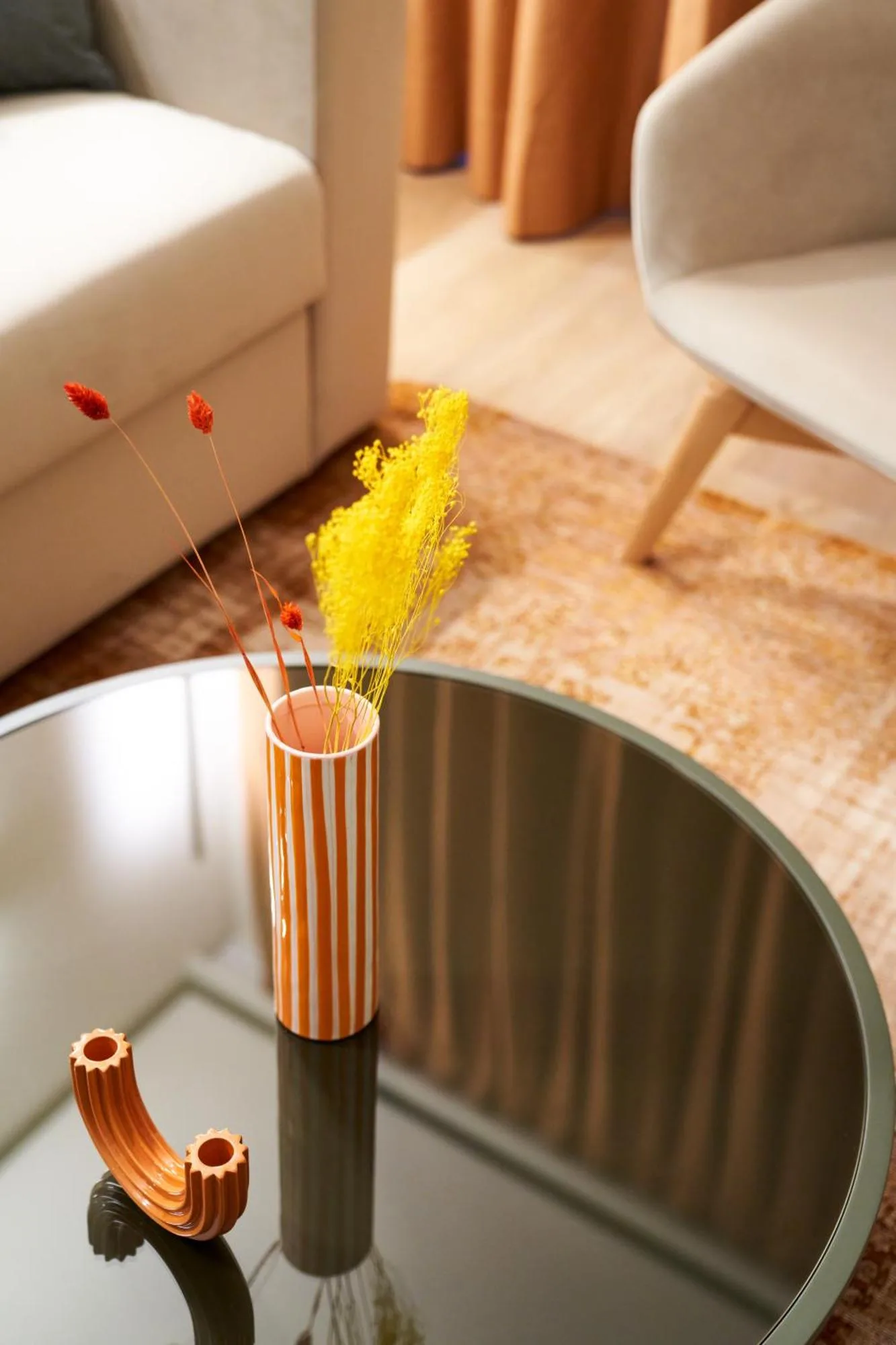 Dekorativer Vase mit Blumen im NEMI, Mailand, ein Tribute Portfolio Hotel