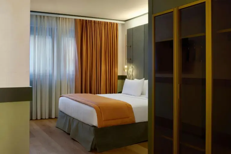 Ruhige Schlafzimmeratmosphäre im NEMI, Mailand, ein Tribute Portfolio Hotel