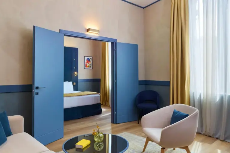 Eingang zur geräumigen Suite im NEMI, Mailand, ein Tribute Portfolio Hotel