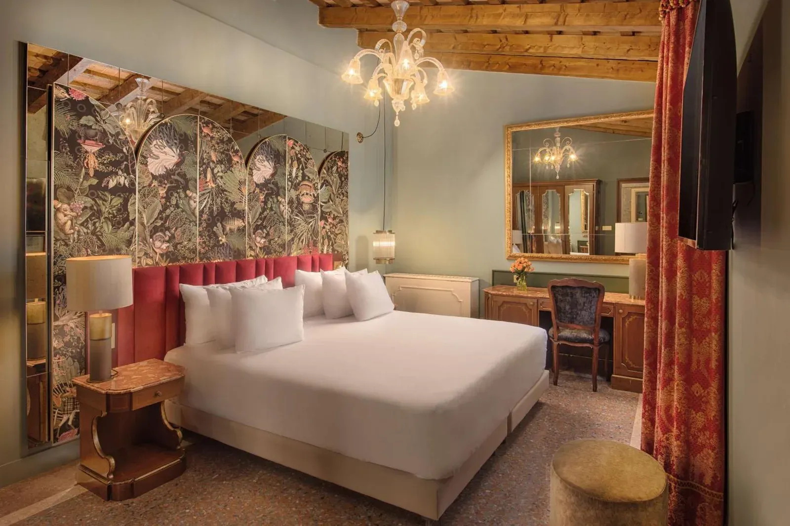 Suite de lujo con lámpara de araña en NH Collection Grand Hotel Palazzo Dei Dogi en Venecia