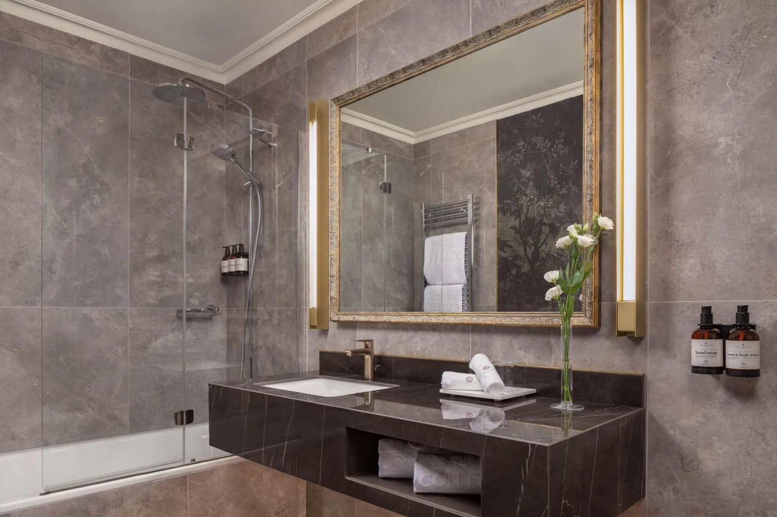 Baño moderno con accesorios elegantes en NH Collection Grand Hotel Palazzo Dei Dogi en Venecia