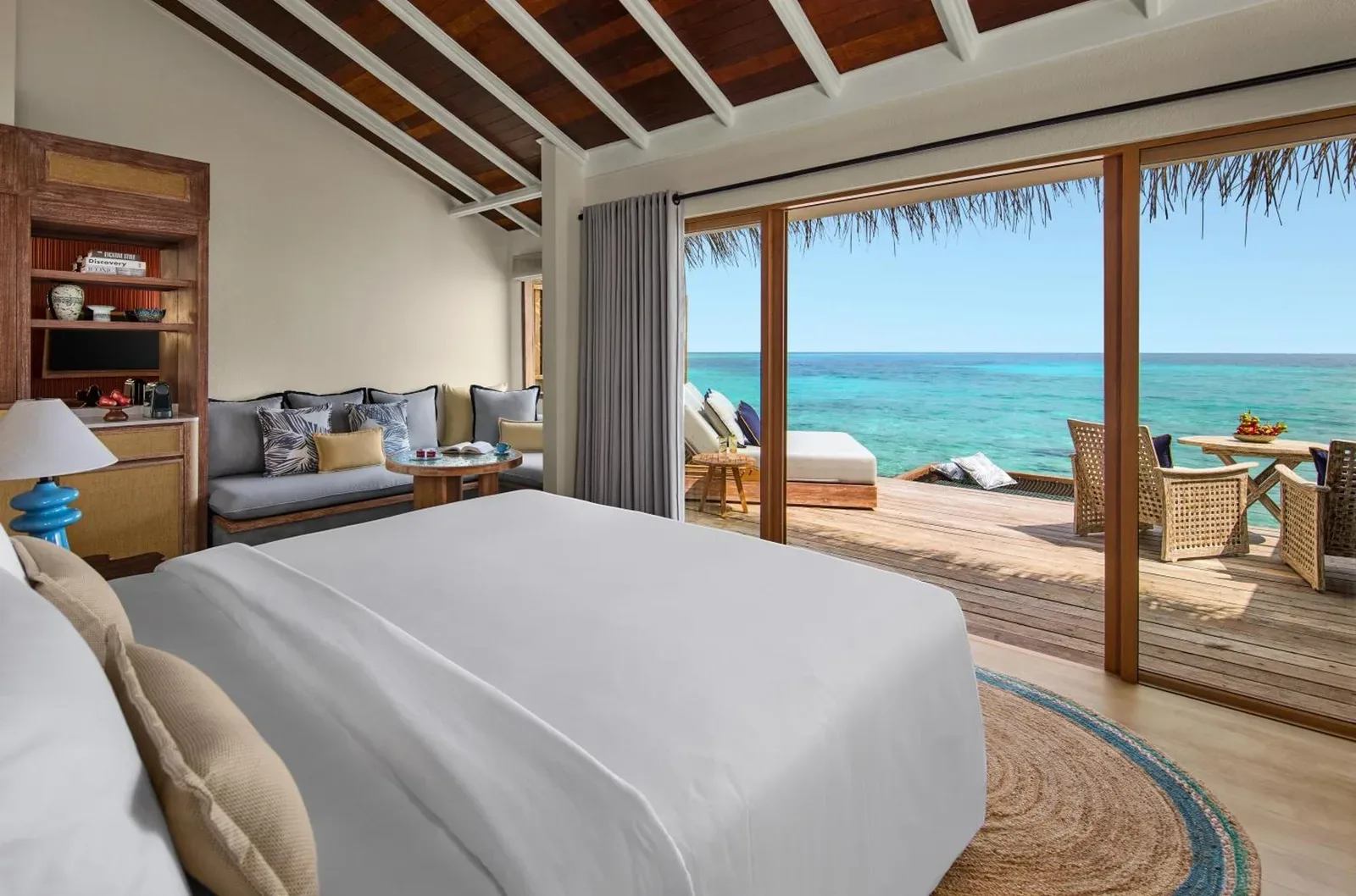 Vue sur l'océan depuis la chambre au NH Collection Maldives Reethi Resort