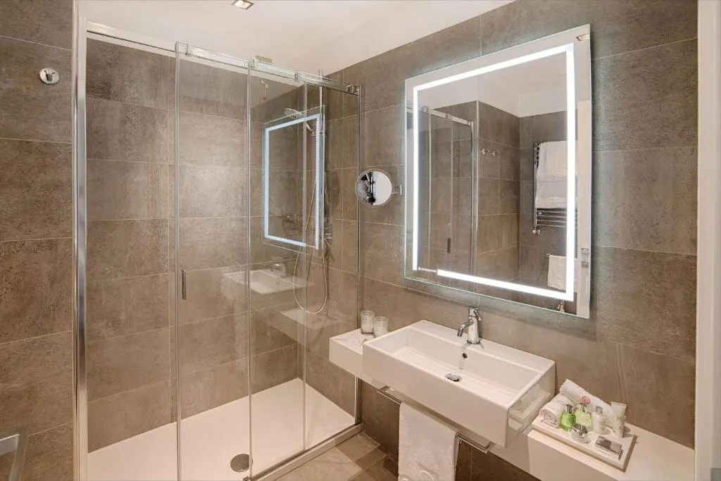 Salle de bain moderne au NH Collection Palazzo Cinquecento à Rome